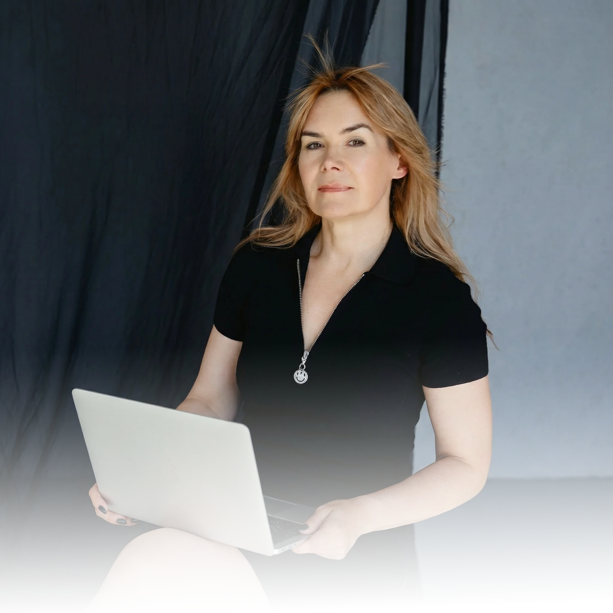 Sylwia Rytarowska, mentorka biznesu i założycielka Digital Mistress, wygląda na pewną siebie i zrelaksowaną. Uśmiecha się do aparatu, pokazując spokój, który osiągnęła po latach walki z marketingowym chaosem.